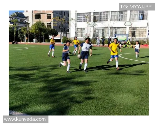 张芳的足球人生:从草地到绿茵场的深度对话与成长故事