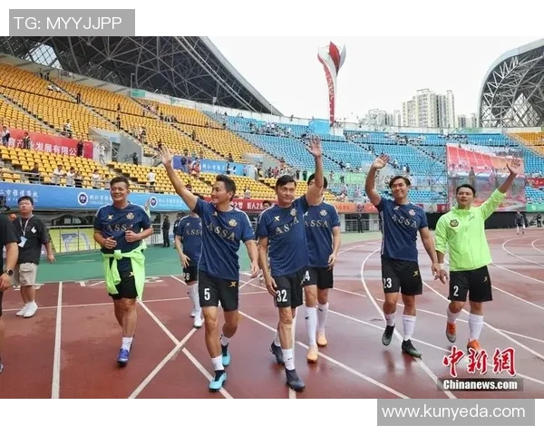 珍贵足球明星合影照记录历史瞬间展现球场风采与友谊的珍贵时刻