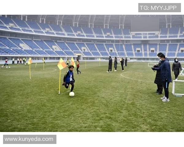 足球之星闪耀赛场技艺超群引领风潮激励无数年轻梦想追逐者